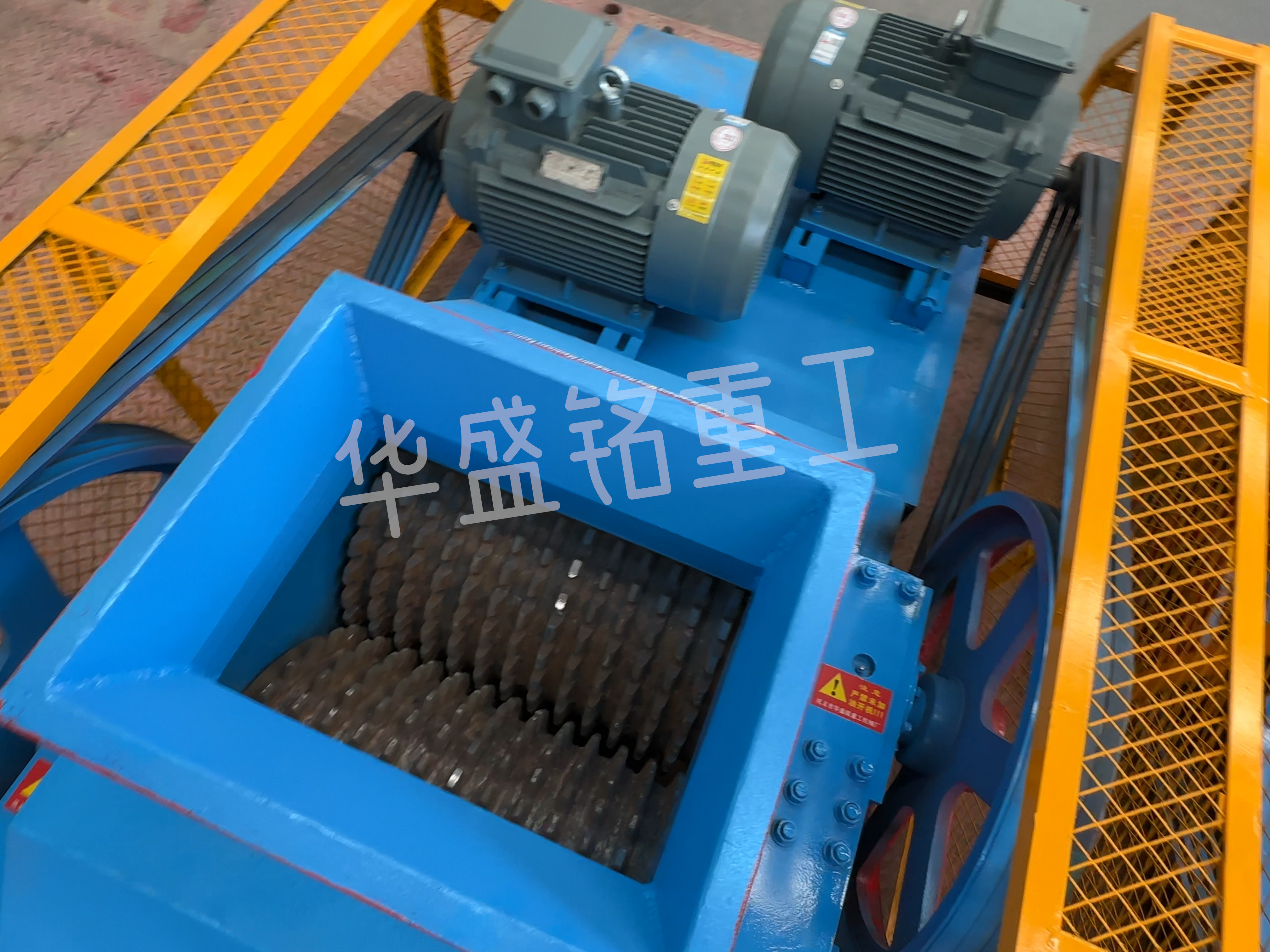 大塊(kuai)瀝青料破碎機,瀝青(qing)銑鑤料破(po)碎機(ji),瀝青(qing)再生料(liao)雙(shuang)齒(chi)輥(gun)破碎機(ji)廠傢(jia)